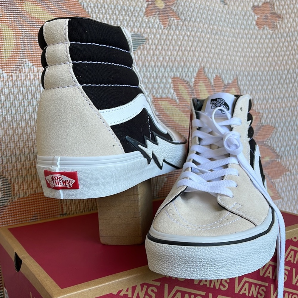 Vans Sk8-Hi Bolt
Antique White/Black
VNOA5JIVZHJ
WMNS sneakers - Picture 10 of 16